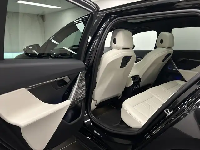 BMW 5 Series view 15