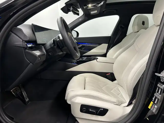 BMW 5 Series view 4
