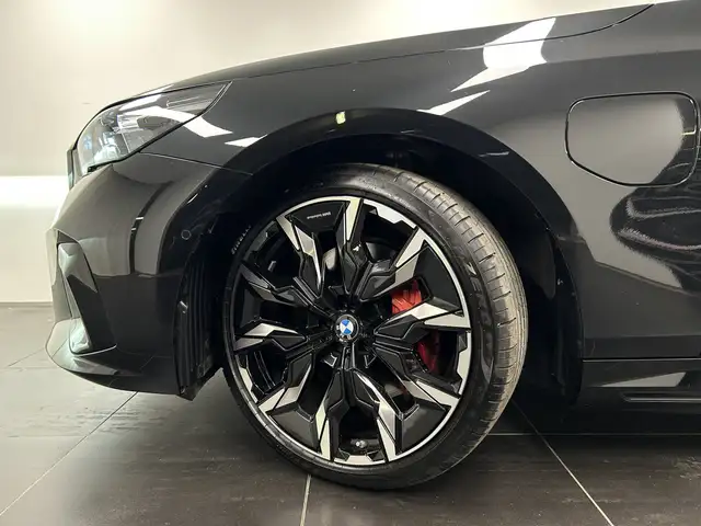 BMW 5 Series view 9