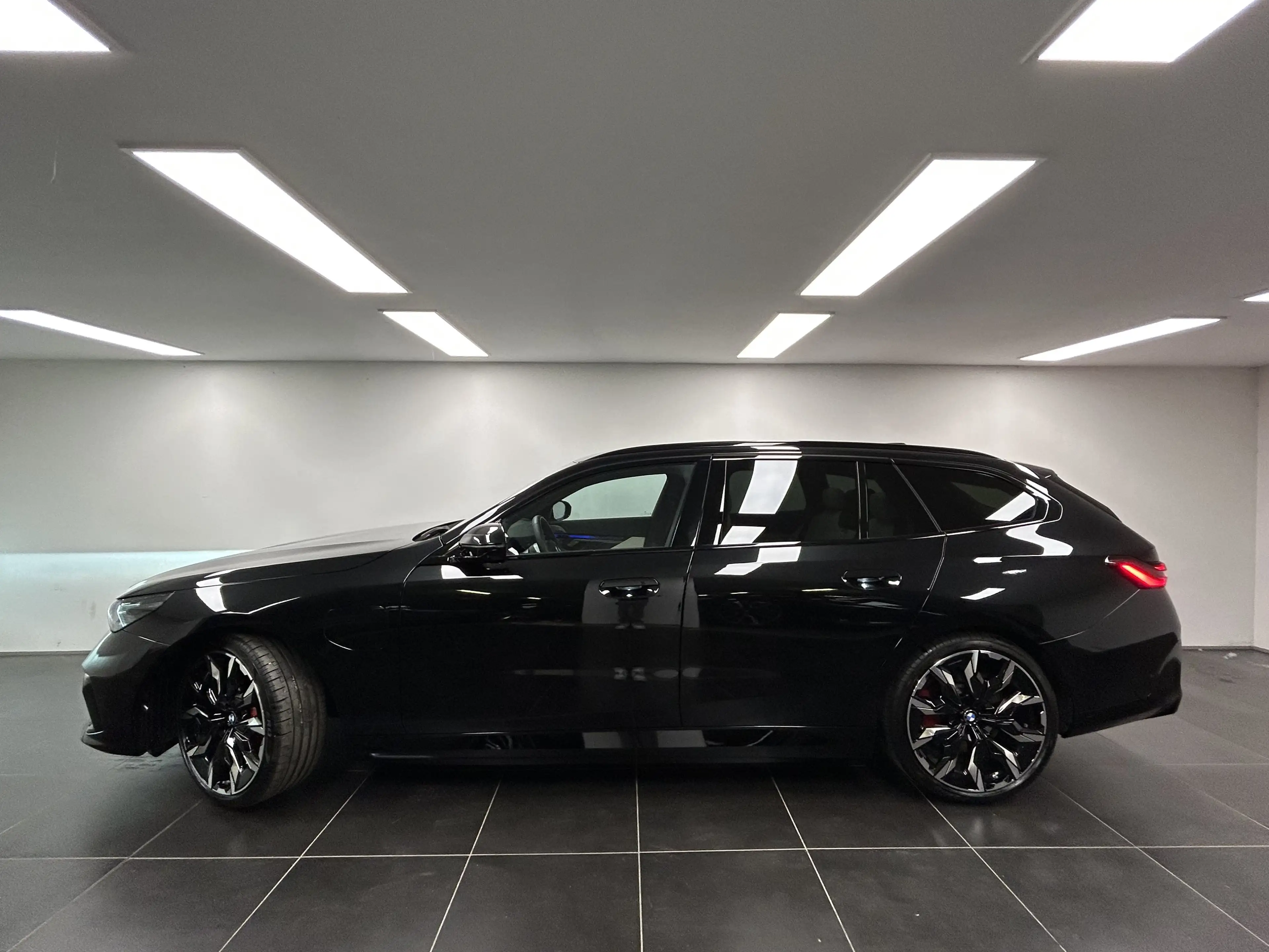 BMW 550 e xDrive Touring M Sportpaket Pro Pano. AHK LED DA — photo 2