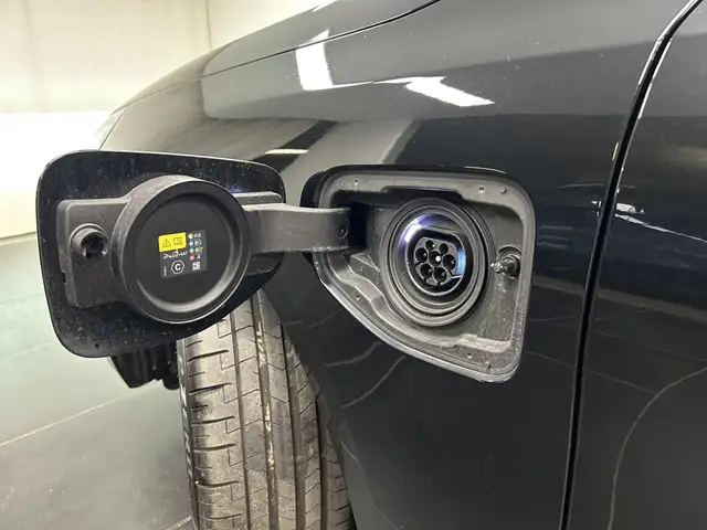 BMW 5 Series view 11
