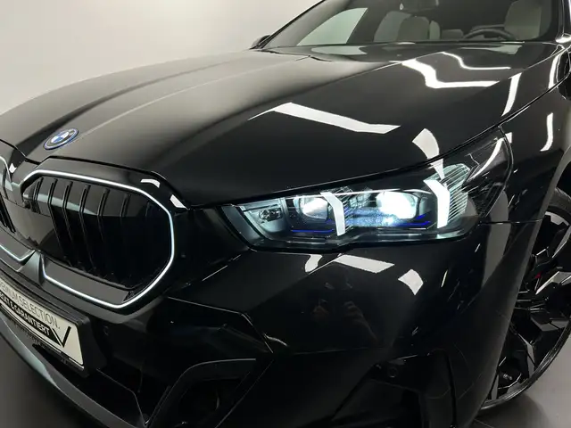 BMW 5 Series view 8