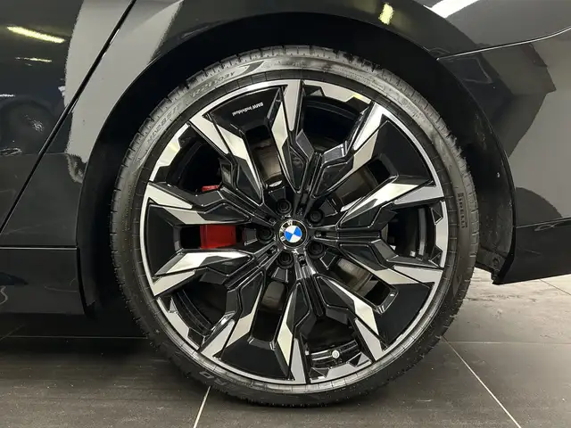 BMW 5 Series view 6