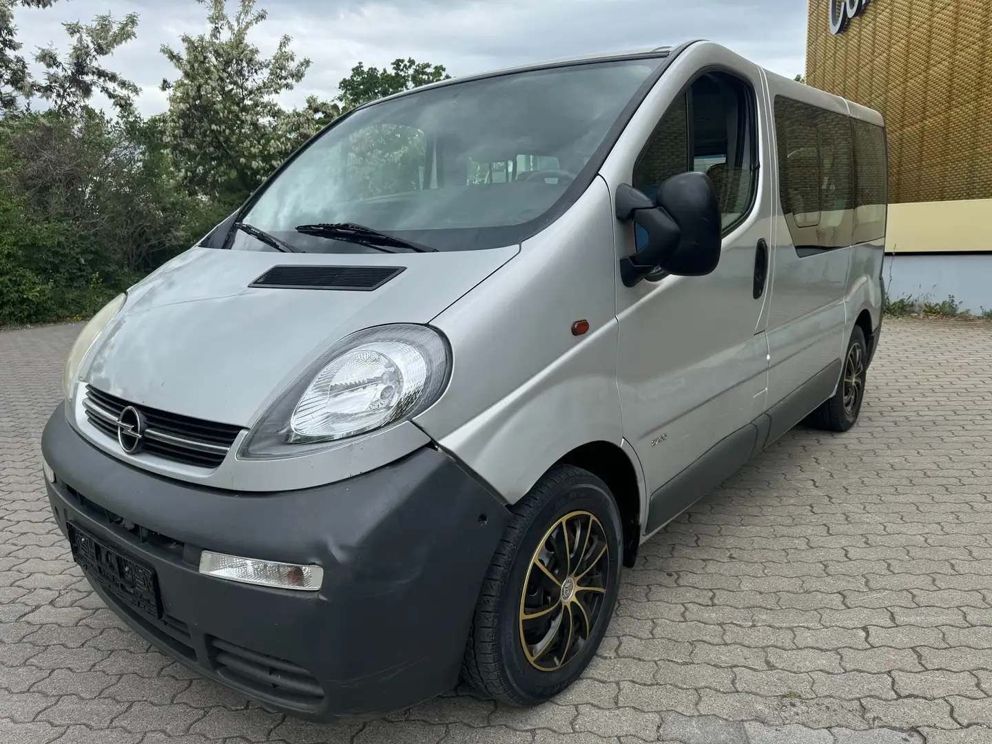 Opel Vivaro 9 sitzer-Klimaanlage-Standheiz-Heckflügelt-AHK Plateado - 1
