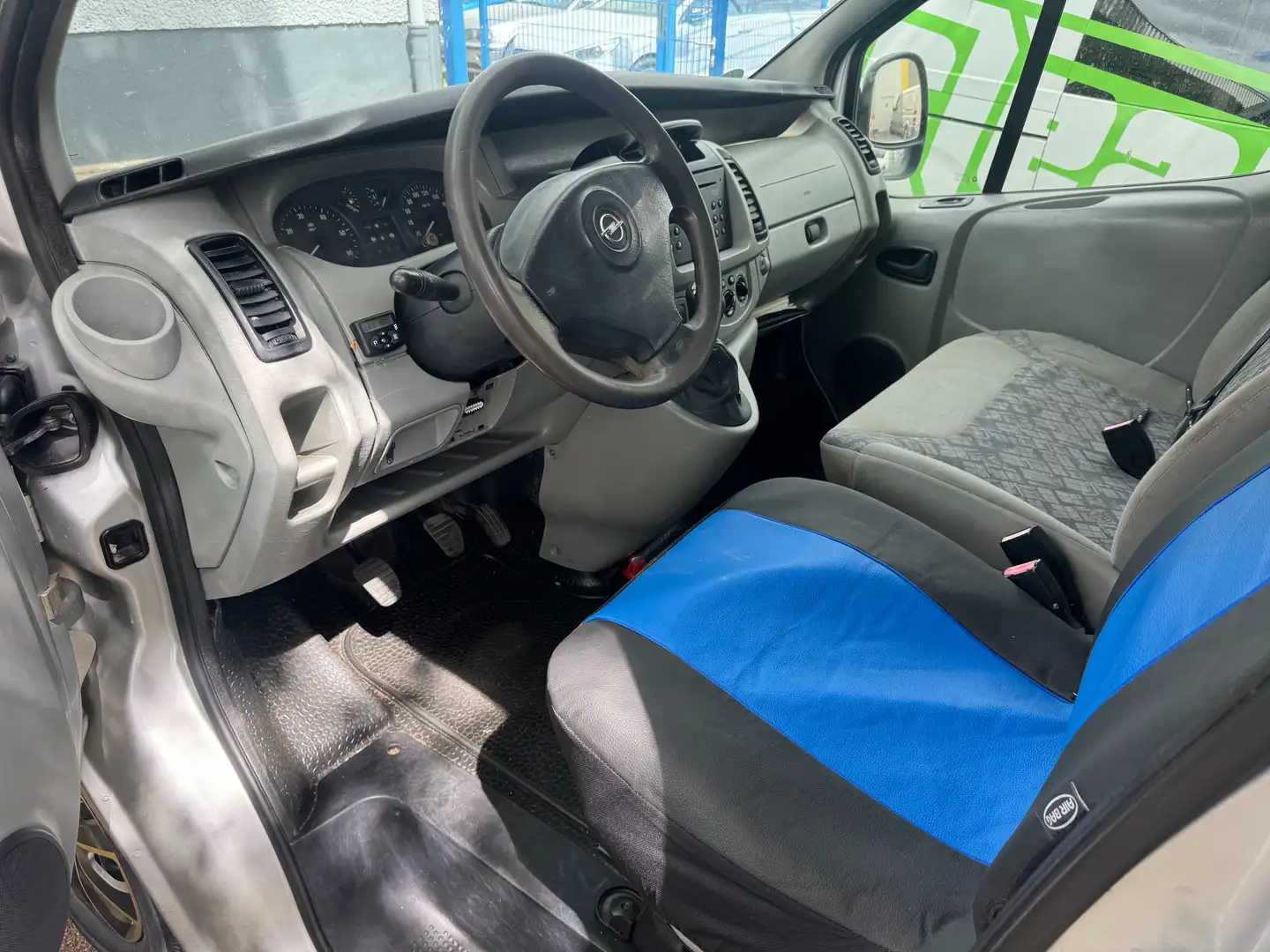 Opel Vivaro 9 sitzer-Klimaanlage-Standheiz-Heckflügelt-AHK Plateado - 2