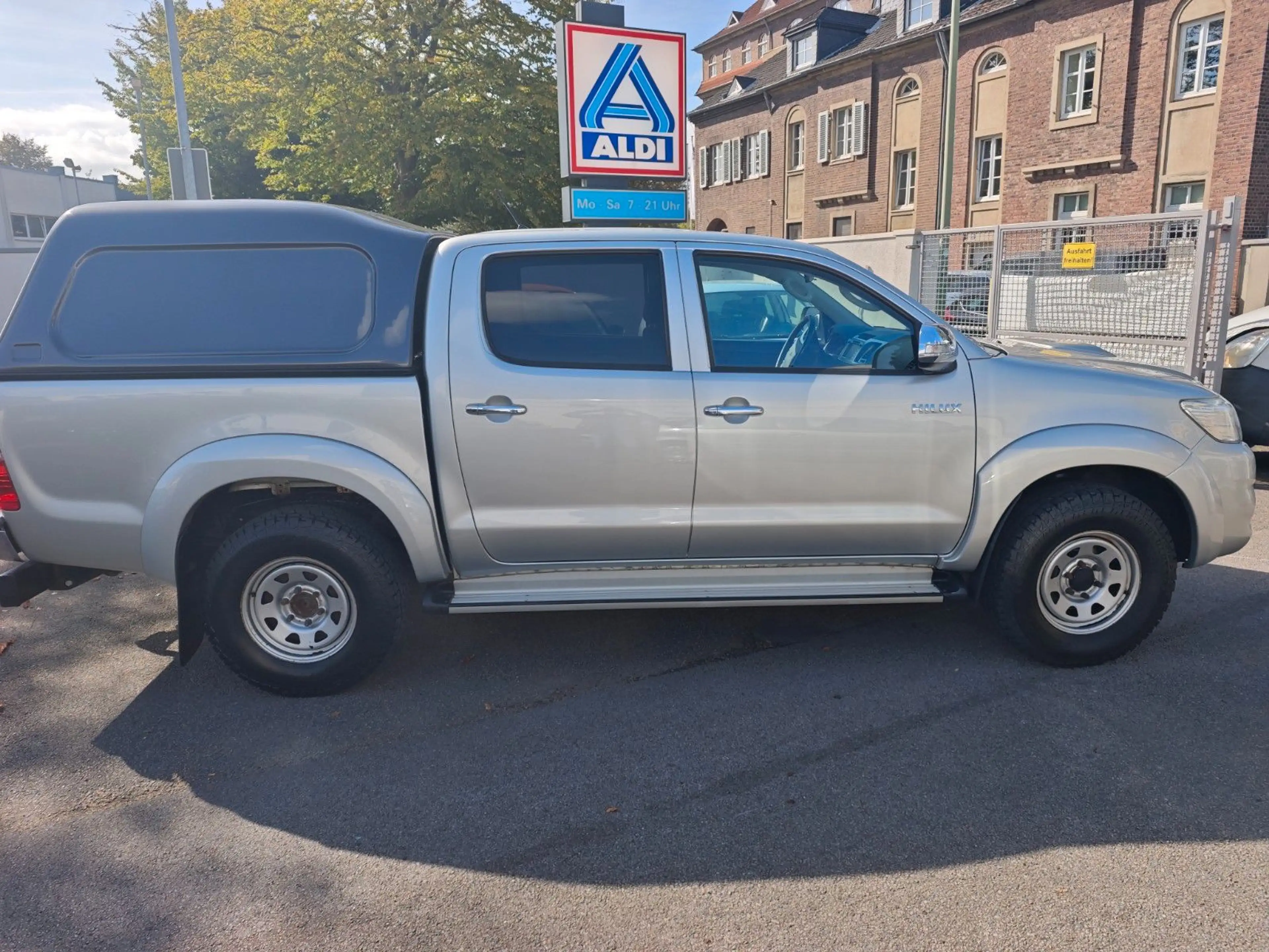 Toyota Hilux Double Cab Life 4x4 — photo 4