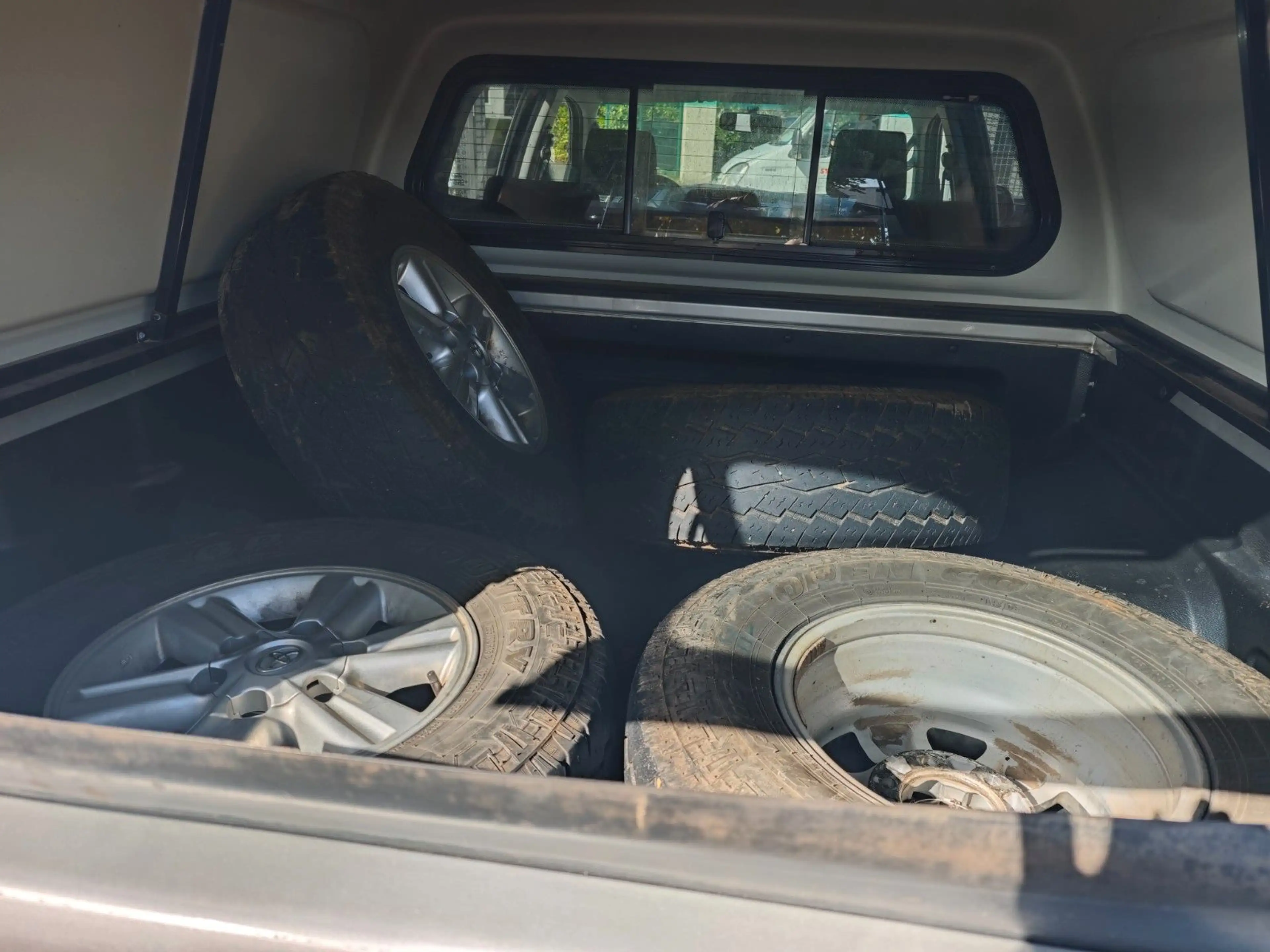 Toyota Hilux Double Cab Life 4x4 — photo 8