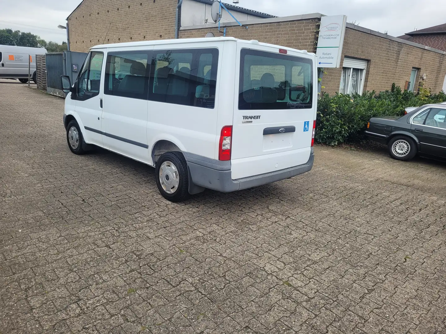 Ford Transit 9 Sitze Weiß - 2
