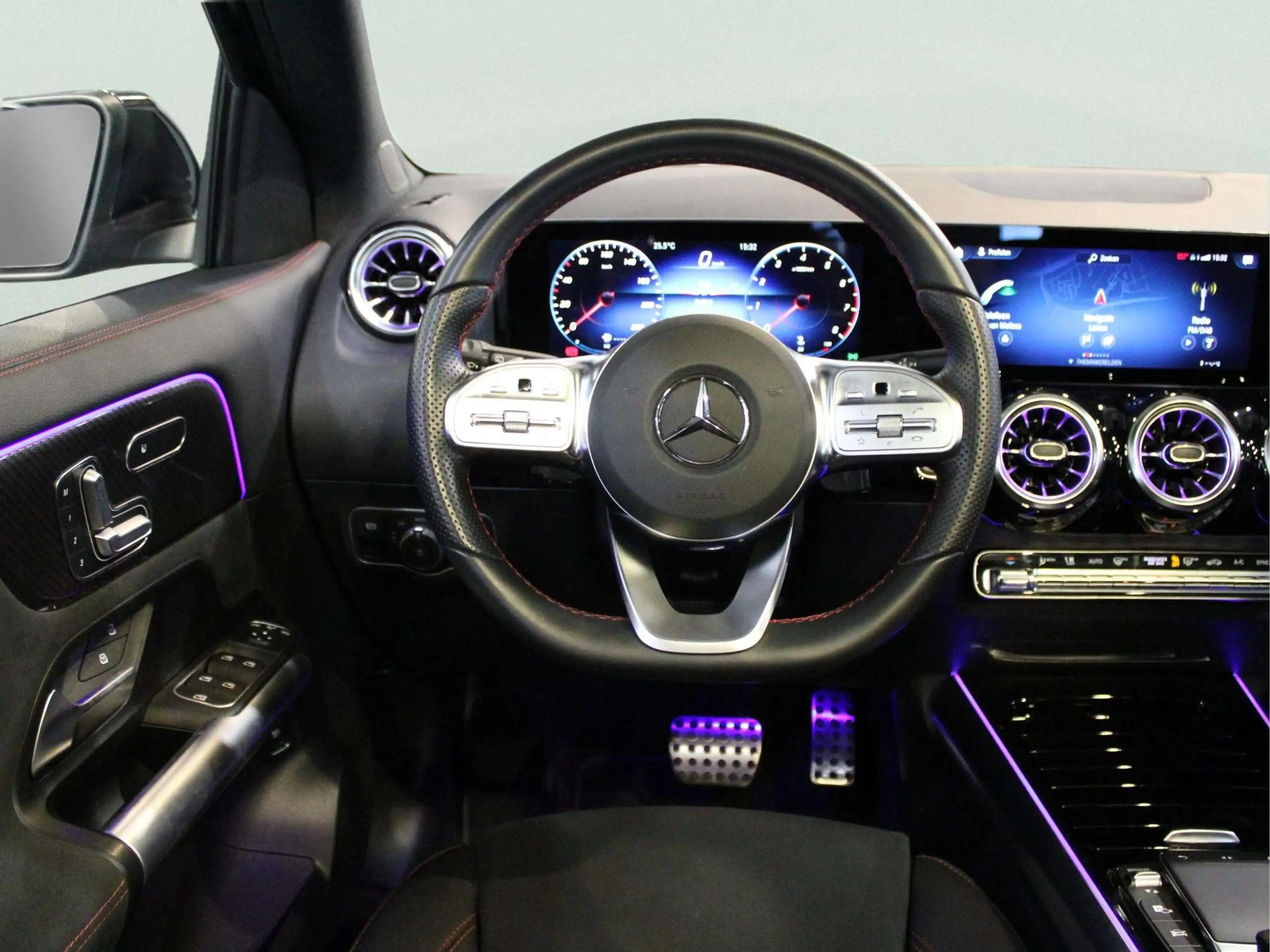Mercedes-Benz GLA 180 AMG Line | Panorama dak — photo 13