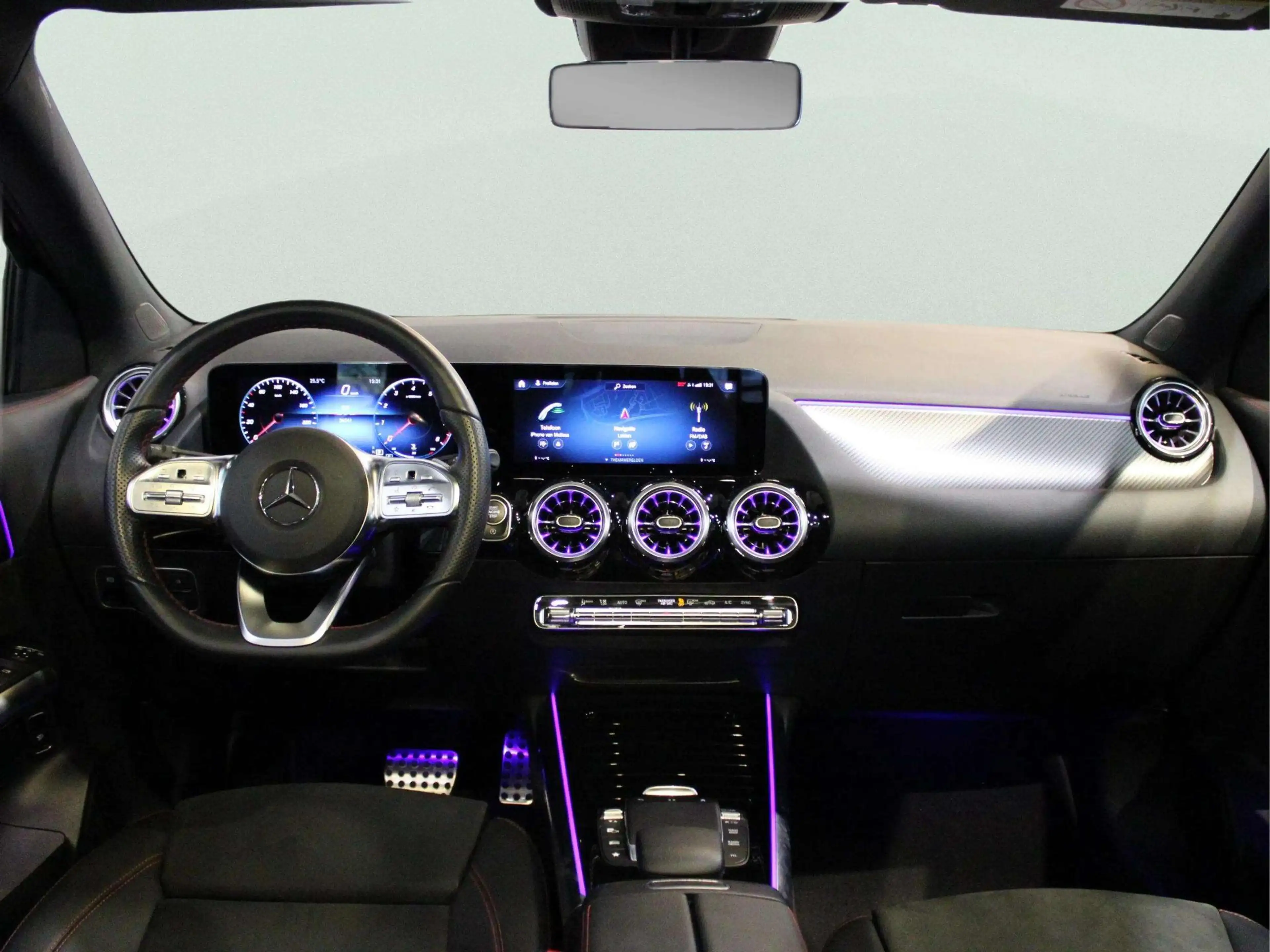 Mercedes-Benz GLA 180 AMG Line | Panorama dak — photo 11