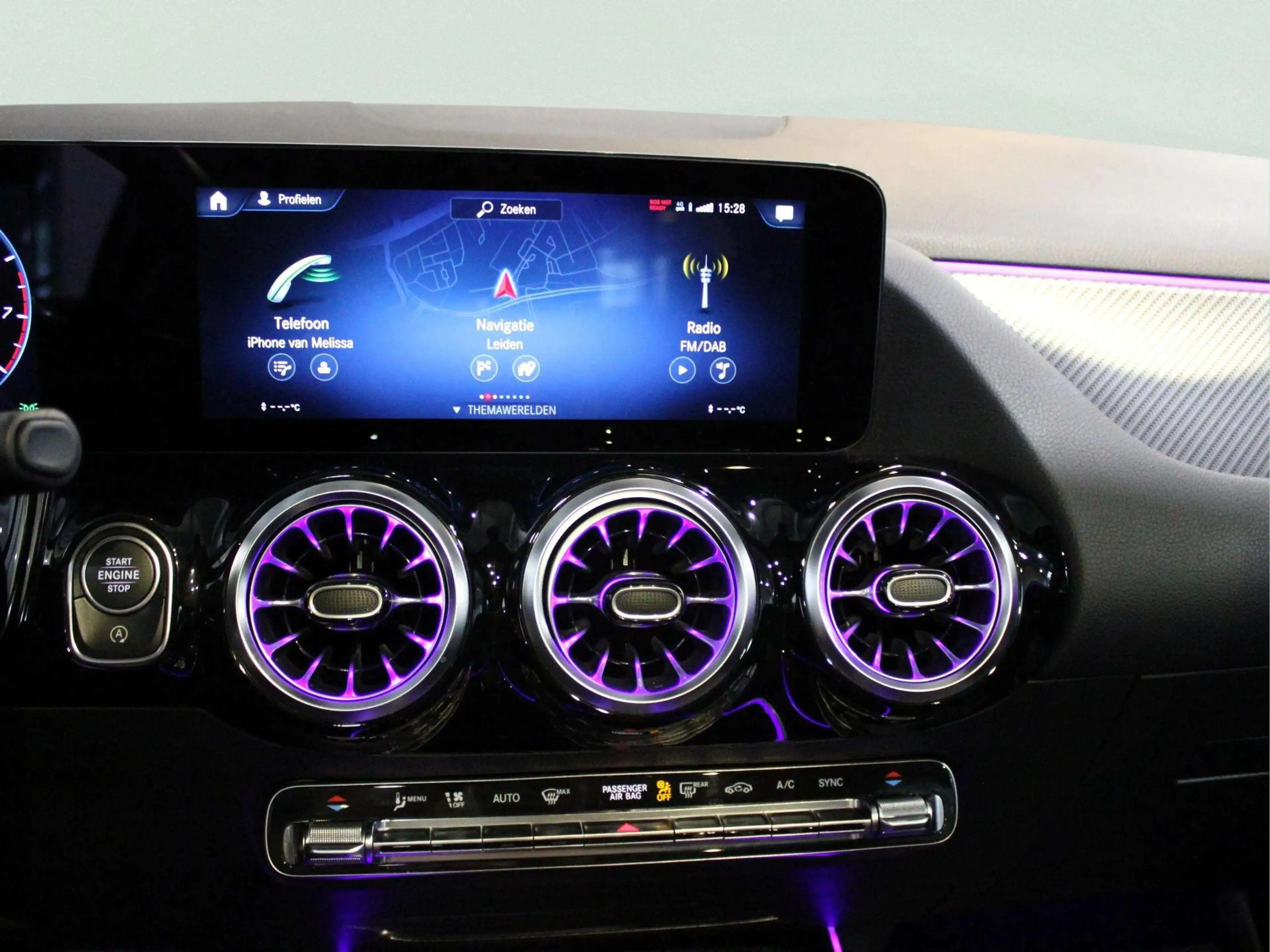 Mercedes-Benz GLA 180 AMG Line | Panorama dak — photo 15