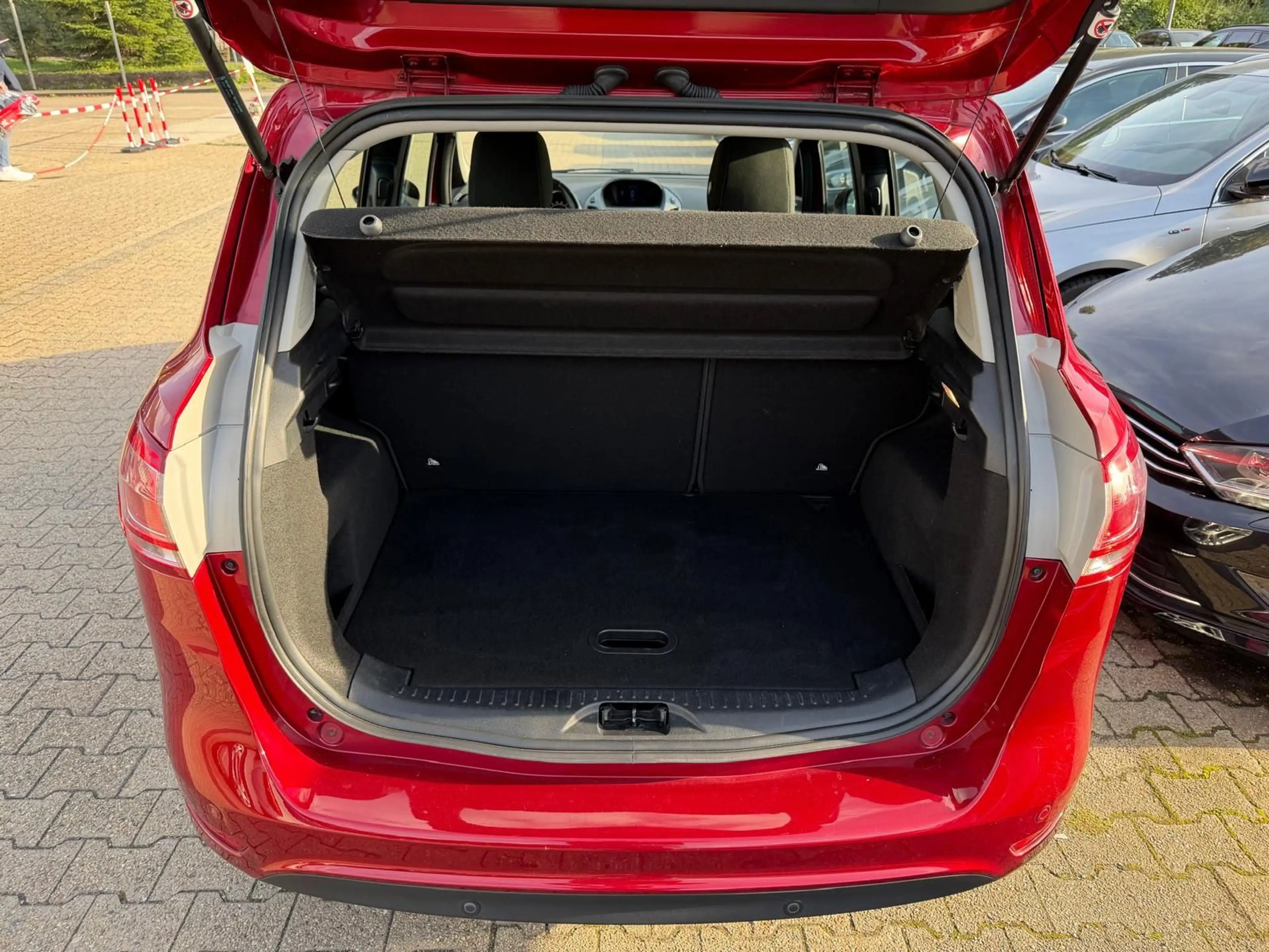 Ford B-Max B-MAX Sync Edition KLIMAAUT*NAVI*SHZ*EFH*PDC* — photo 4