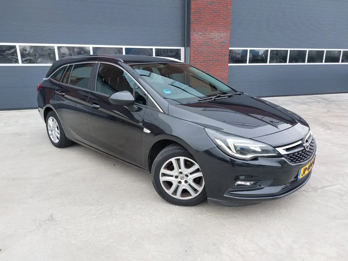 Opel Astra Sports Tourer 1.6 CDTI Business+AIRCO/ECC/NAV Zwart - 1