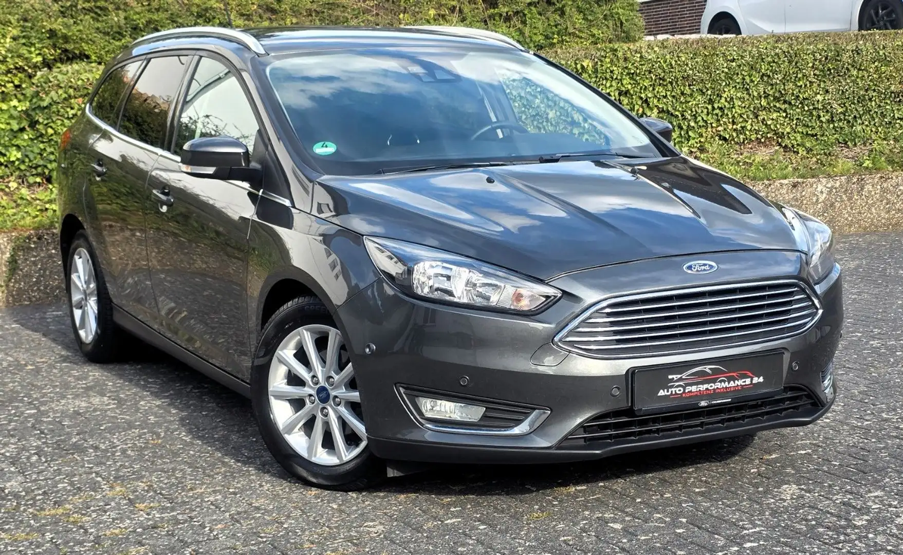 Ford Focus T-LEDER*NAVI*RFK*KEYLESS GO*GRA*PDC*S-HEFT*EURO6 Grau - 1