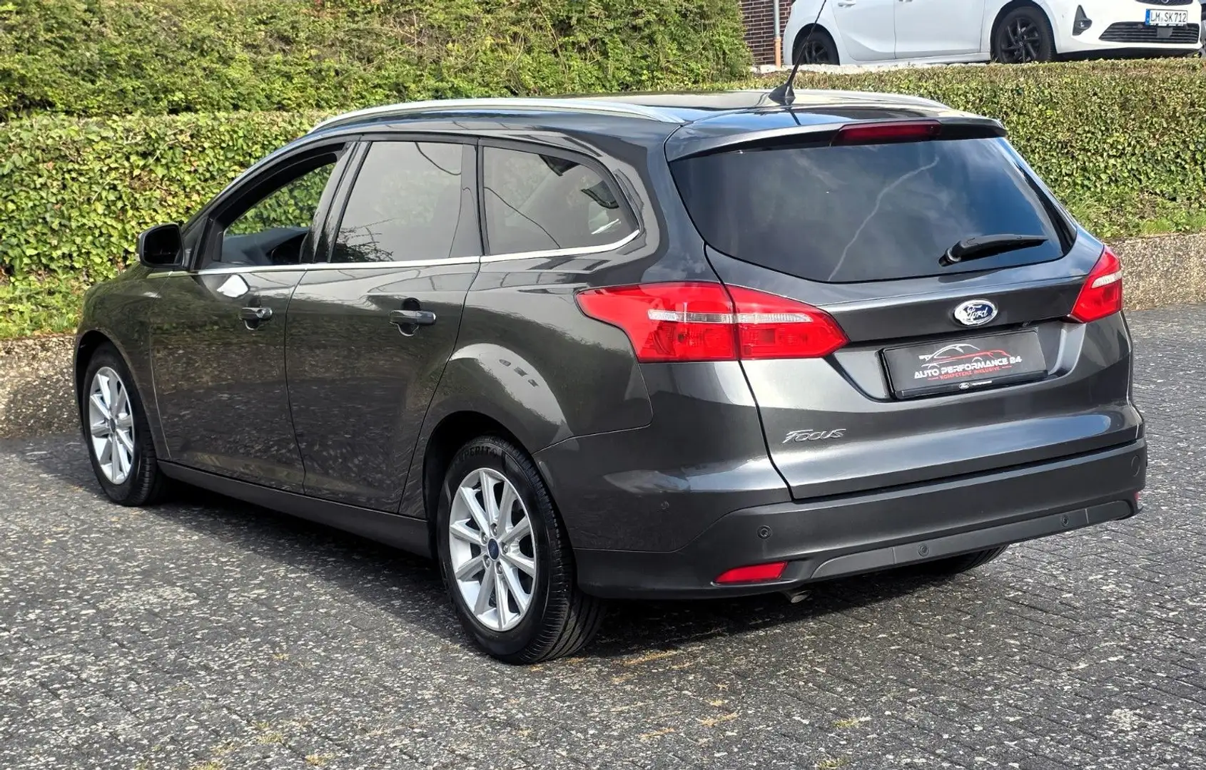 Ford Focus T-LEDER*NAVI*RFK*KEYLESS GO*GRA*PDC*S-HEFT*EURO6 Grau - 2