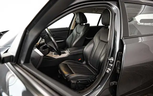 BMW 3 Series view 10