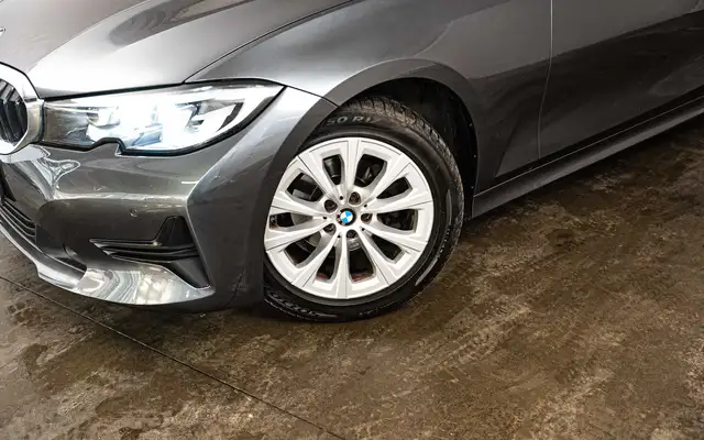 BMW 3 Series view 5