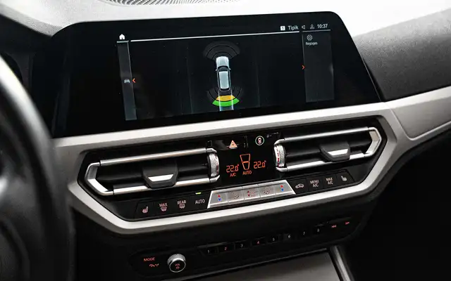 BMW 3 Series view 17