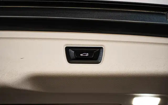 BMW 3 Series view 8