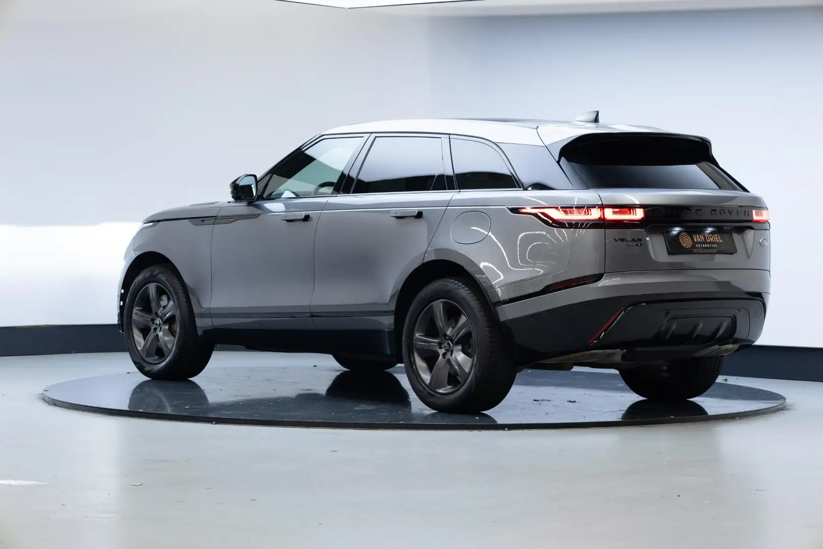 Land Rover Range Rover Velar 2.0 P400e R-Dynamic S | Panoramadak | 360 Camera | Grijs - 2