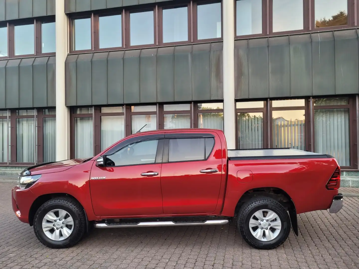 Toyota Hilux Double Cab Comfort 4x4 NAVI-AHK 3.2 To-RÜCKFAHK Rojo - 1