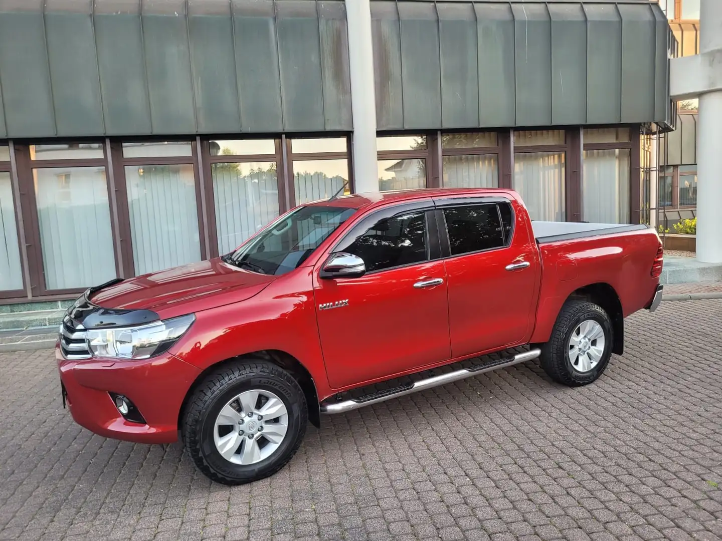 Toyota Hilux Double Cab Comfort 4x4 NAVI-AHK 3.2 To-RÜCKFAHK Rojo - 2