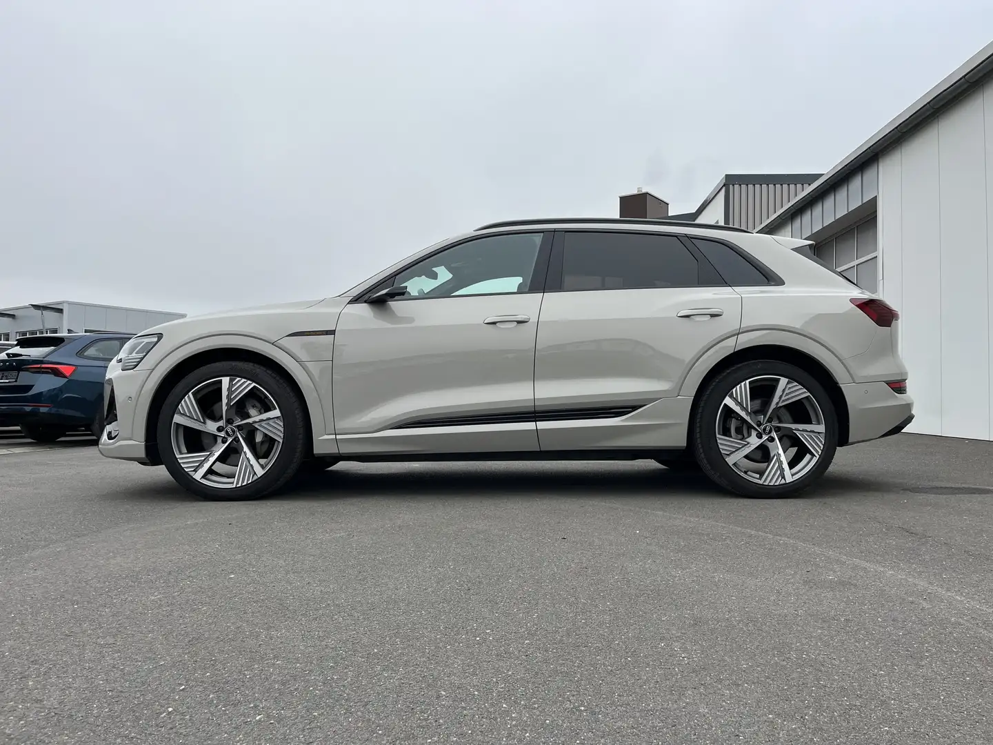 Audi e-tron quattro S line 282€ m. 20% Anzahlung 95kWh Head Beige - 2
