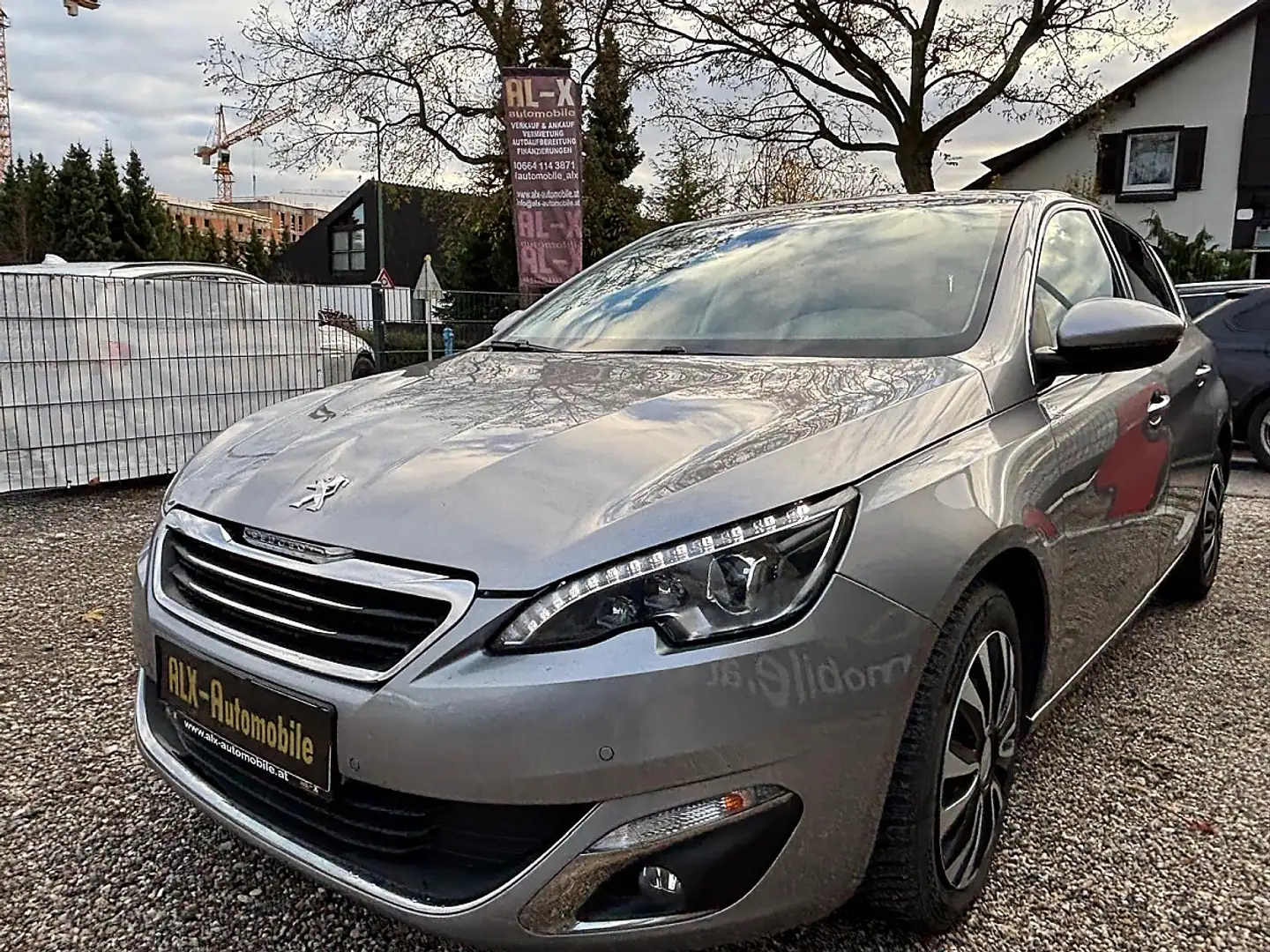 Peugeot 308 1,6 Blue HDi Allure 17" Silber - 1