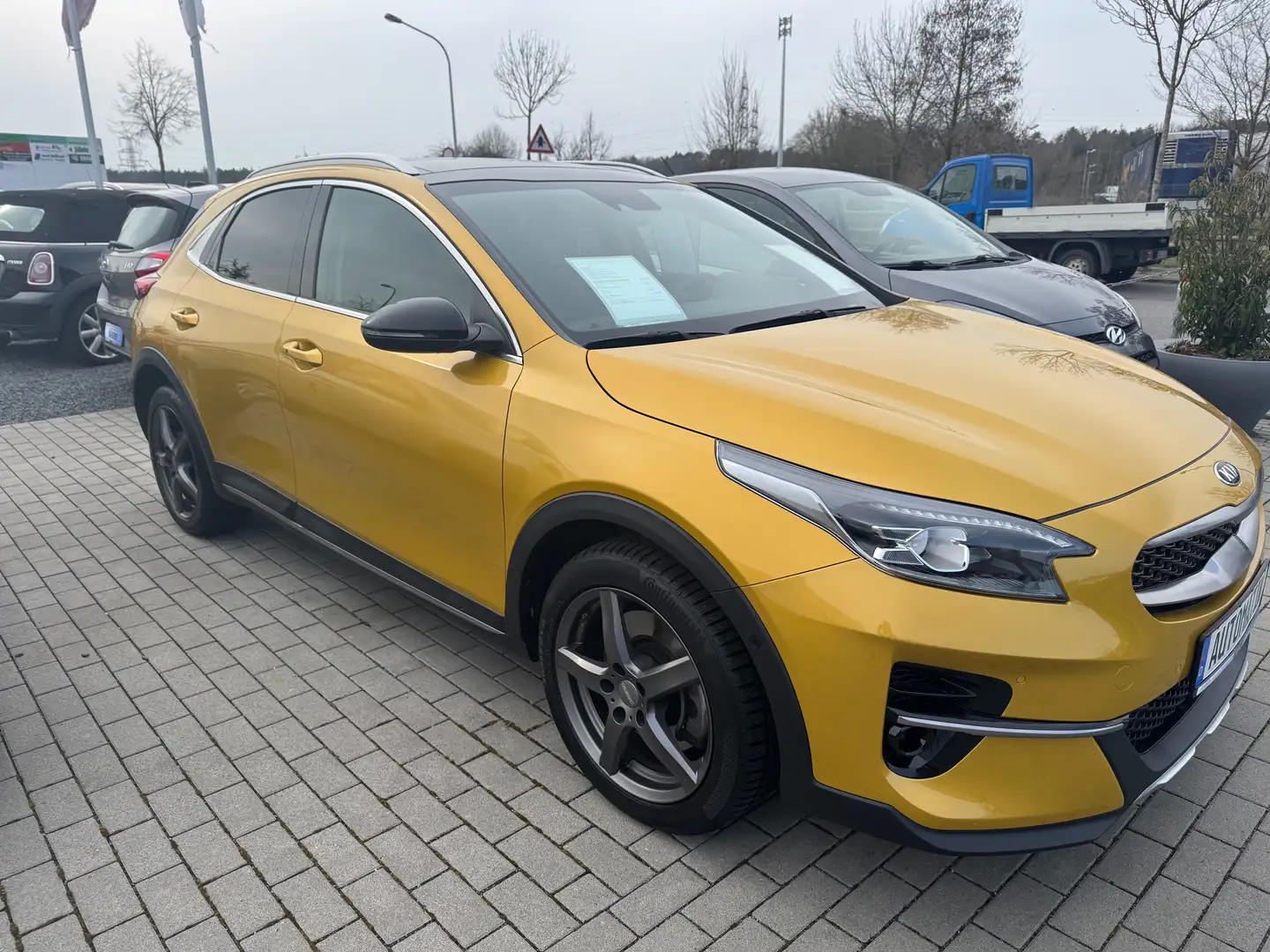 Kia XCeed Platinum Edition Gold - 1