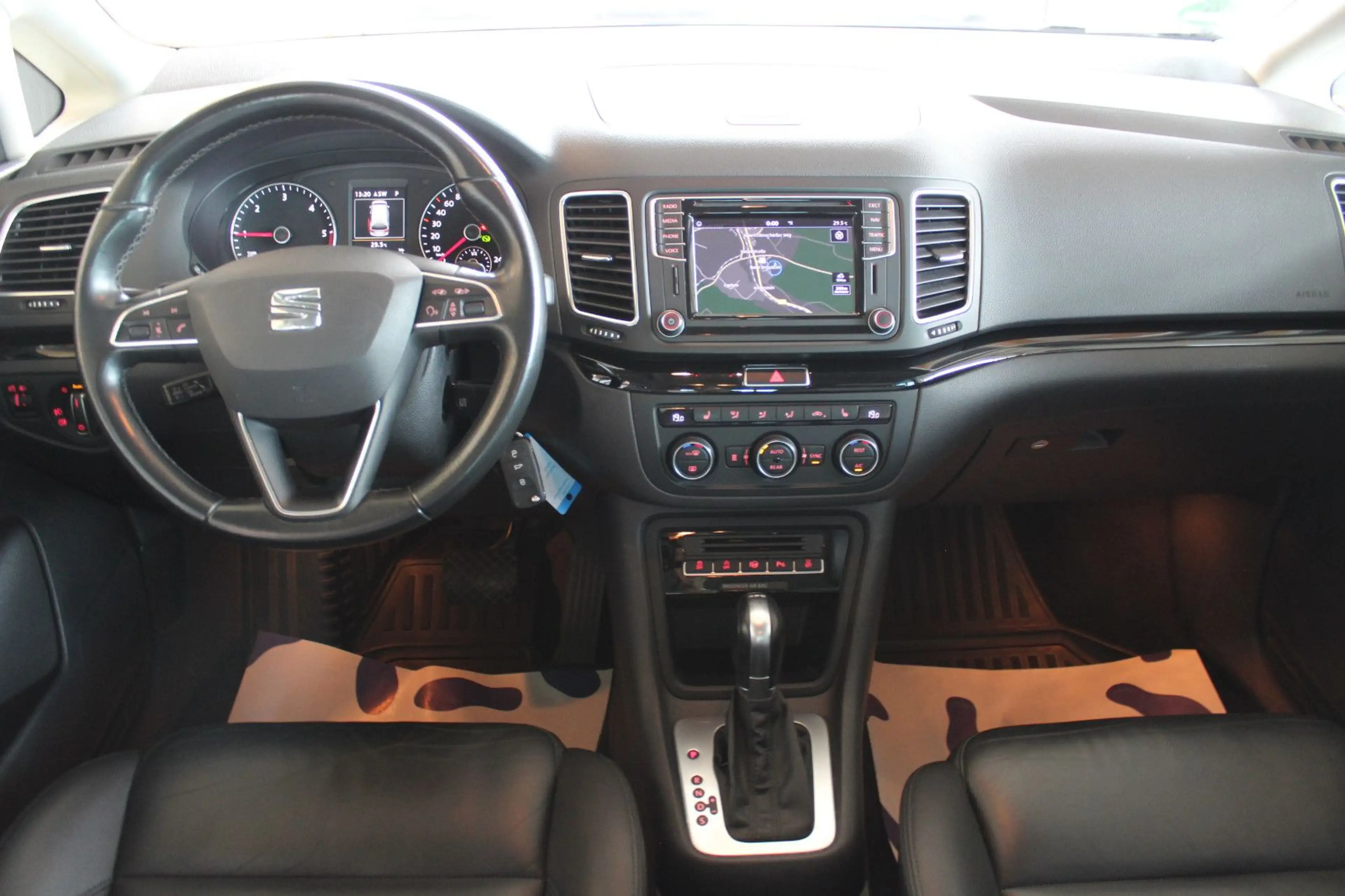 SEAT Alhambra 2.0 TDI DSG Style*7.Si*NAVI*AHK*KAMERA* — photo 9
