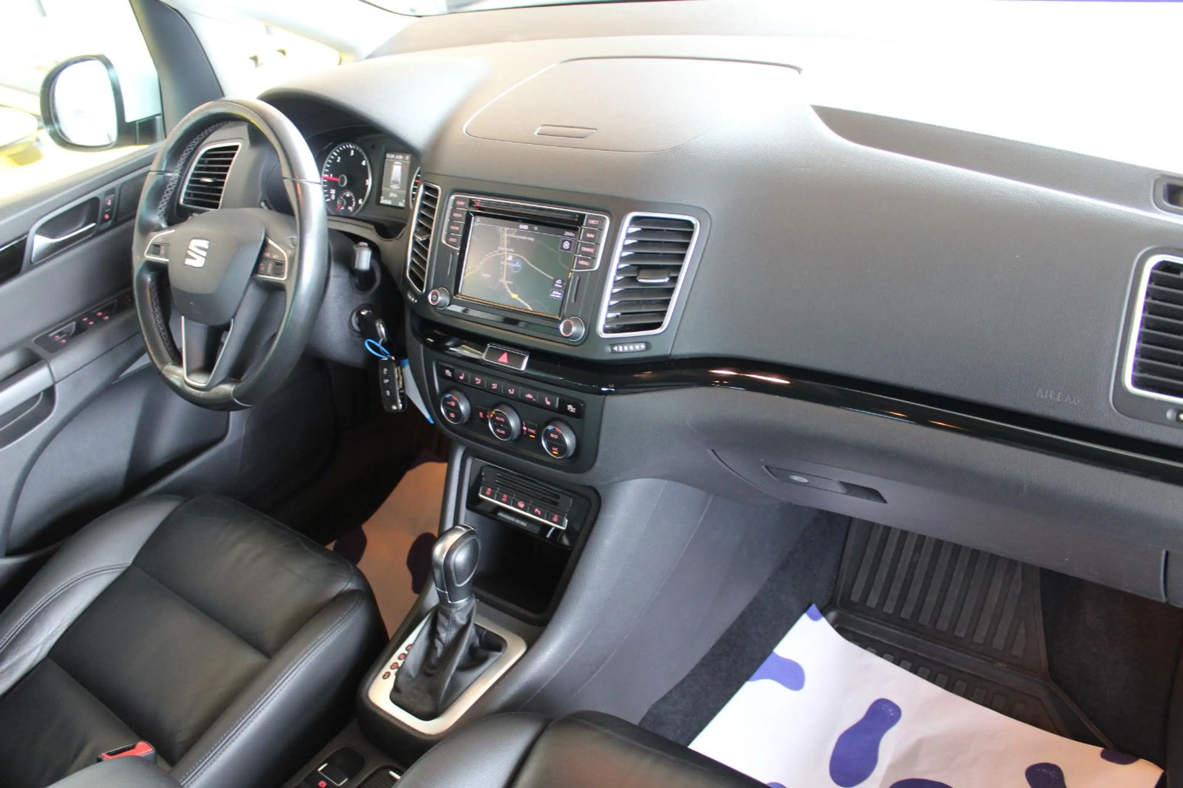 SEAT Alhambra 2.0 TDI DSG Style*7.Si*NAVI*AHK*KAMERA* — photo 11
