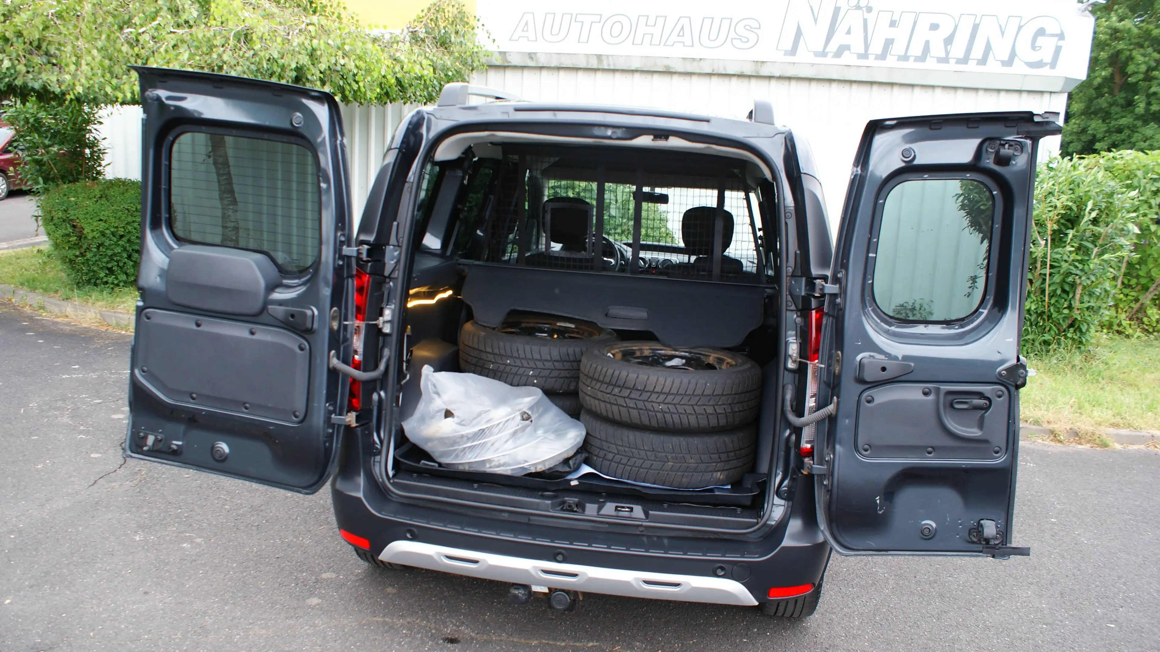 Dacia Dokker Stepway Plus 130 PS Navi Kamera Winterräder — photo 13