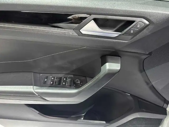 Volkswagen T-Roc view 10