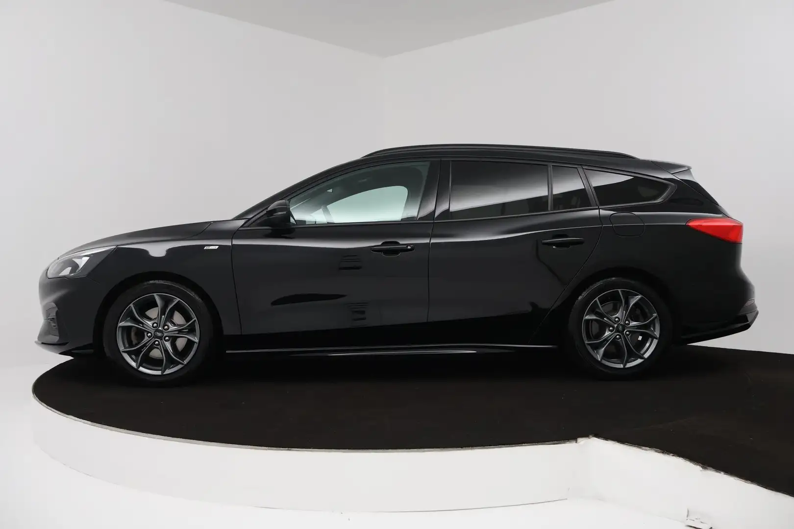 Ford Focus Wagon 1.5 EcoBoost ST Line Business (PARKEERSENSOR Zwart - 2