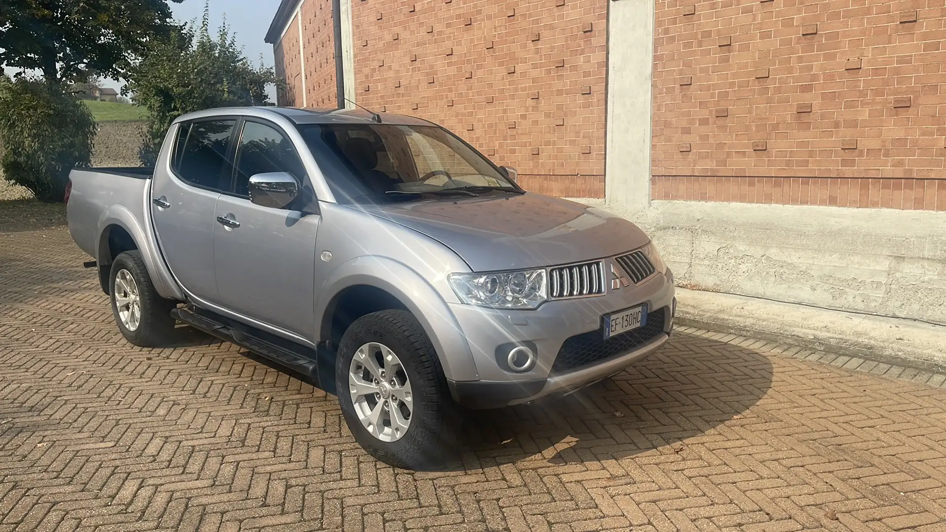 Mitsubishi L200 d.cab 2.5 di-d Intense Plus 178cv Argento - 1