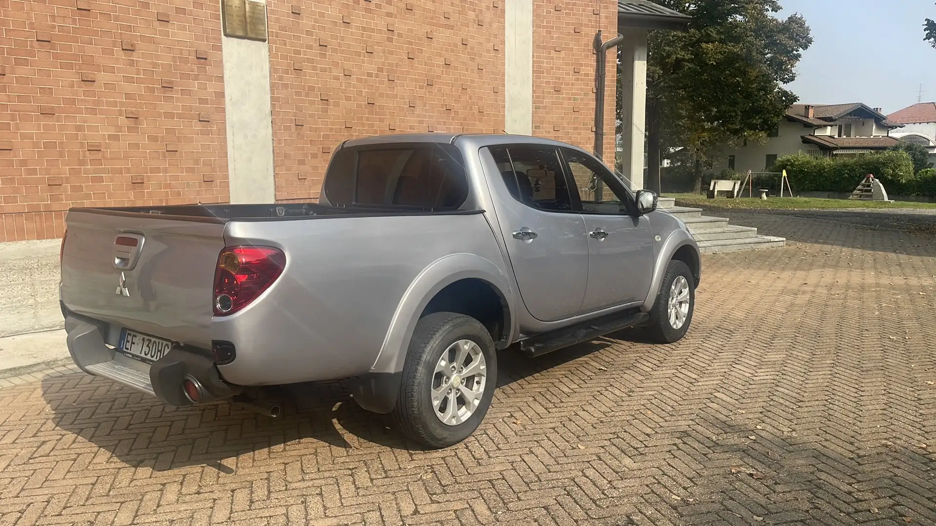 Mitsubishi L200 d.cab 2.5 di-d Intense Plus 178cv Argento - 2