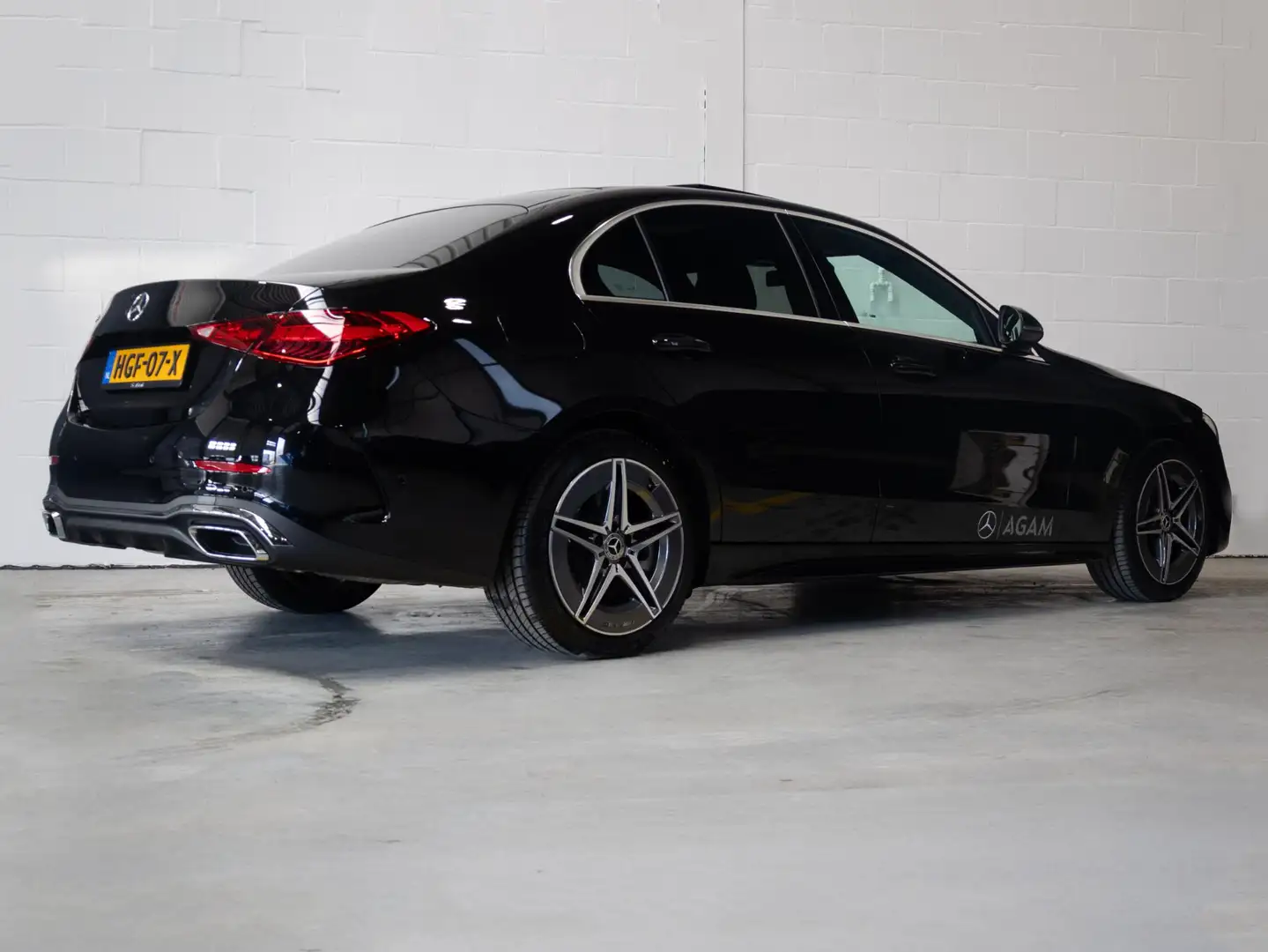 Mercedes-Benz C 300 Limousine e star Edition AMG Line Panorama dak Zwart - 2