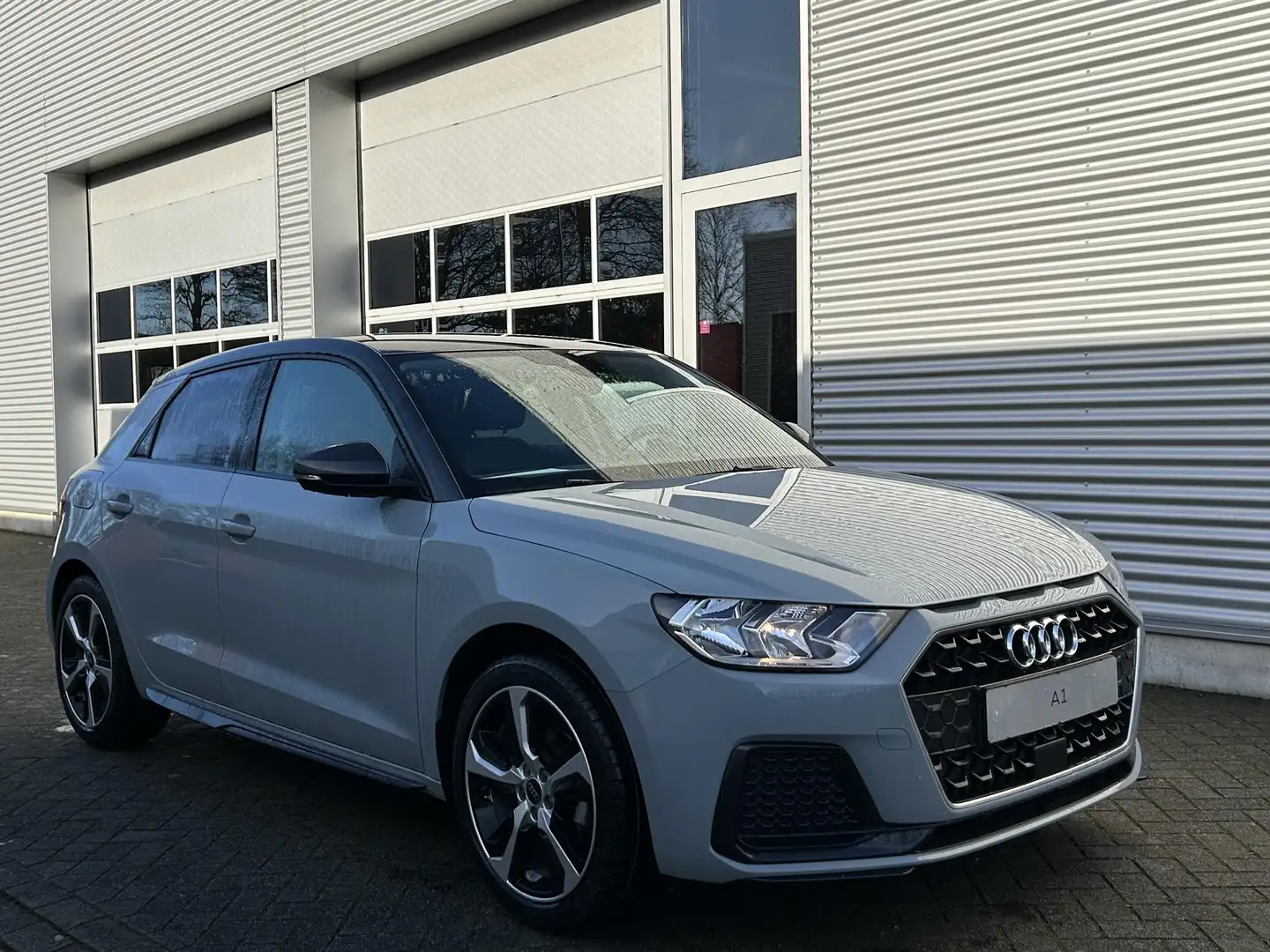 Audi A1 Sportback Advanced edition (A02) 25 TFSI 70 kW / 9 Grijs - 2