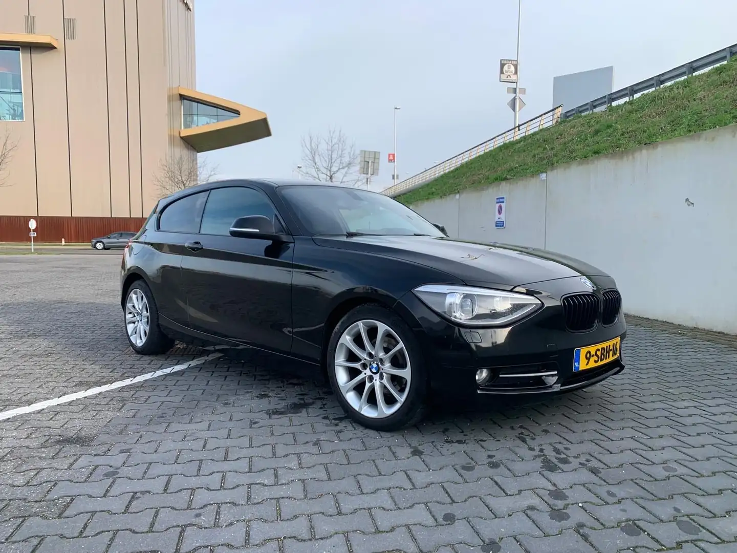 BMW 114 High Executive M-sport Zwart - 2