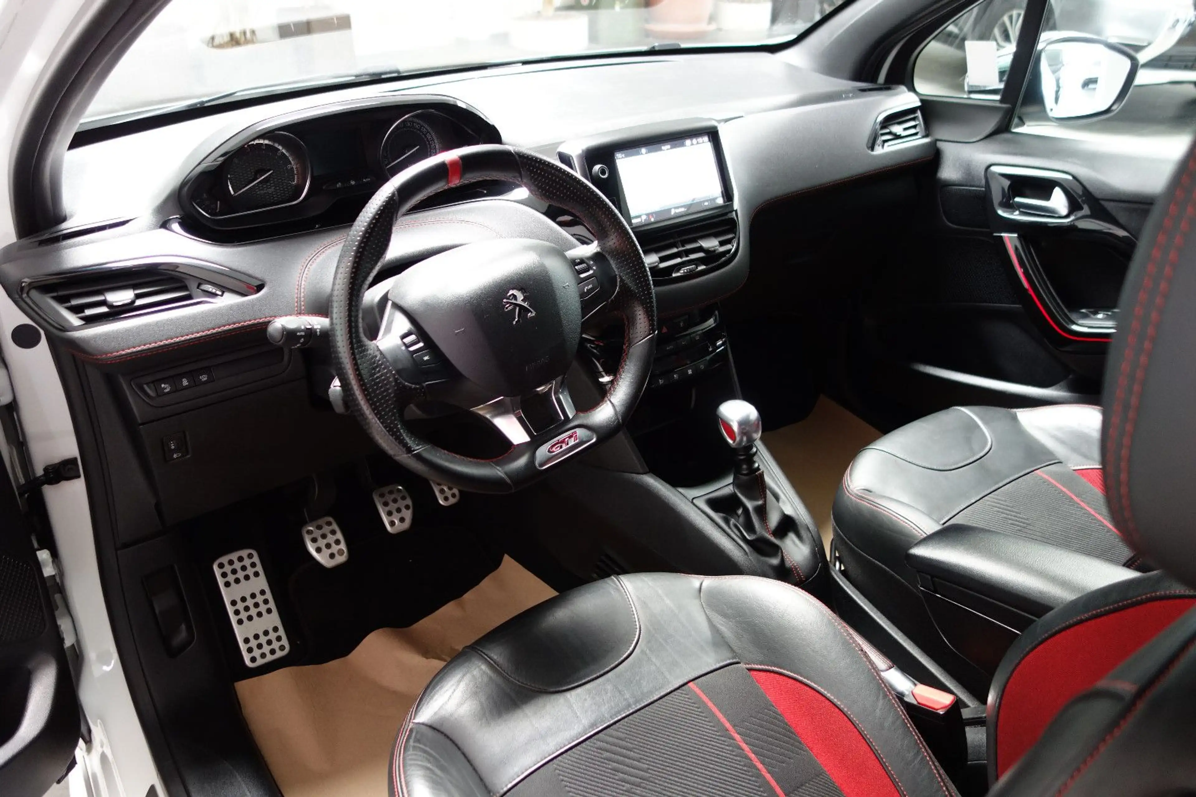 Peugeot 208 GTi Navi/6-Gang/Leder/17-Zoll/Euro6/AHK — photo 14