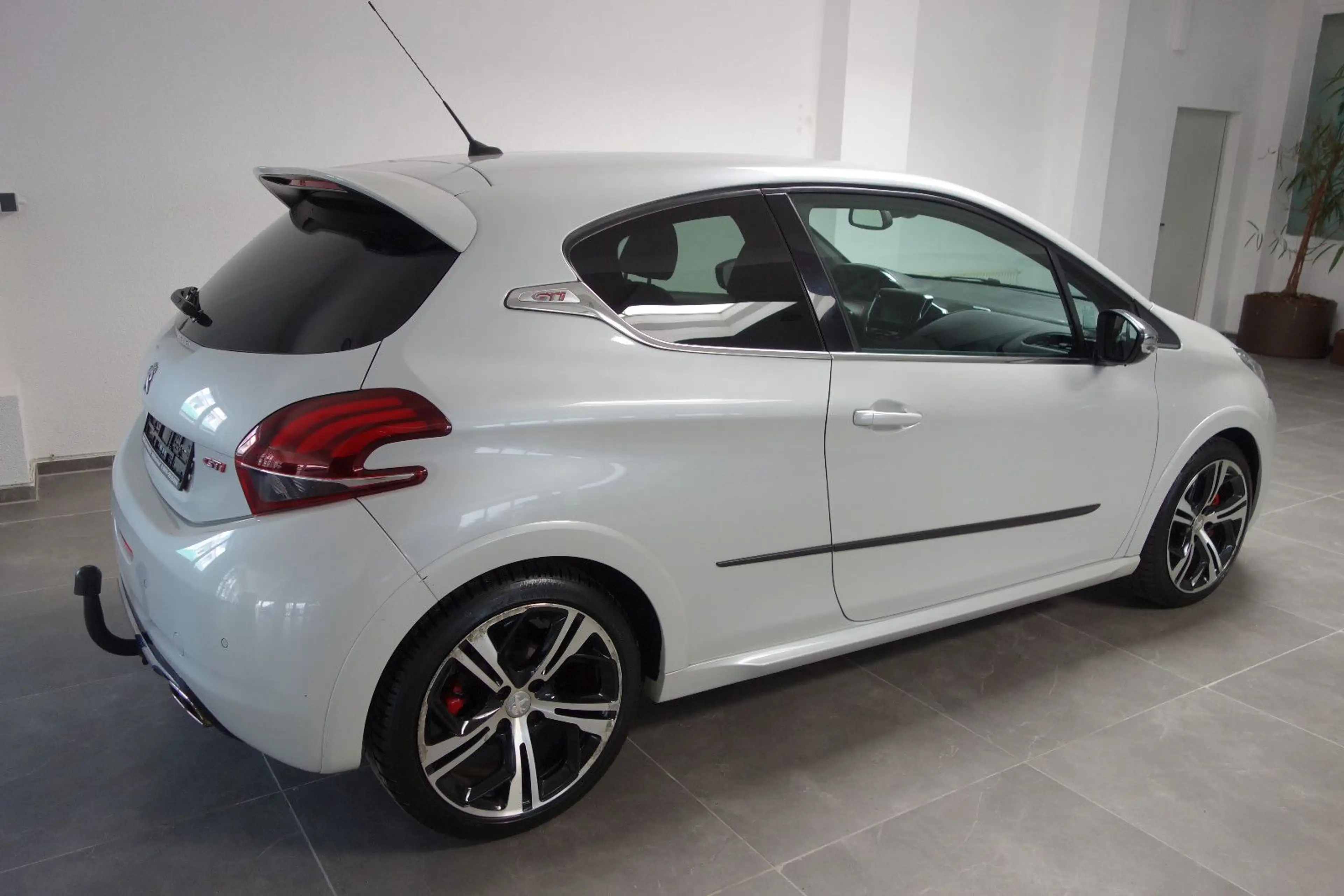 Peugeot 208 GTi Navi/6-Gang/Leder/17-Zoll/Euro6/AHK — photo 6