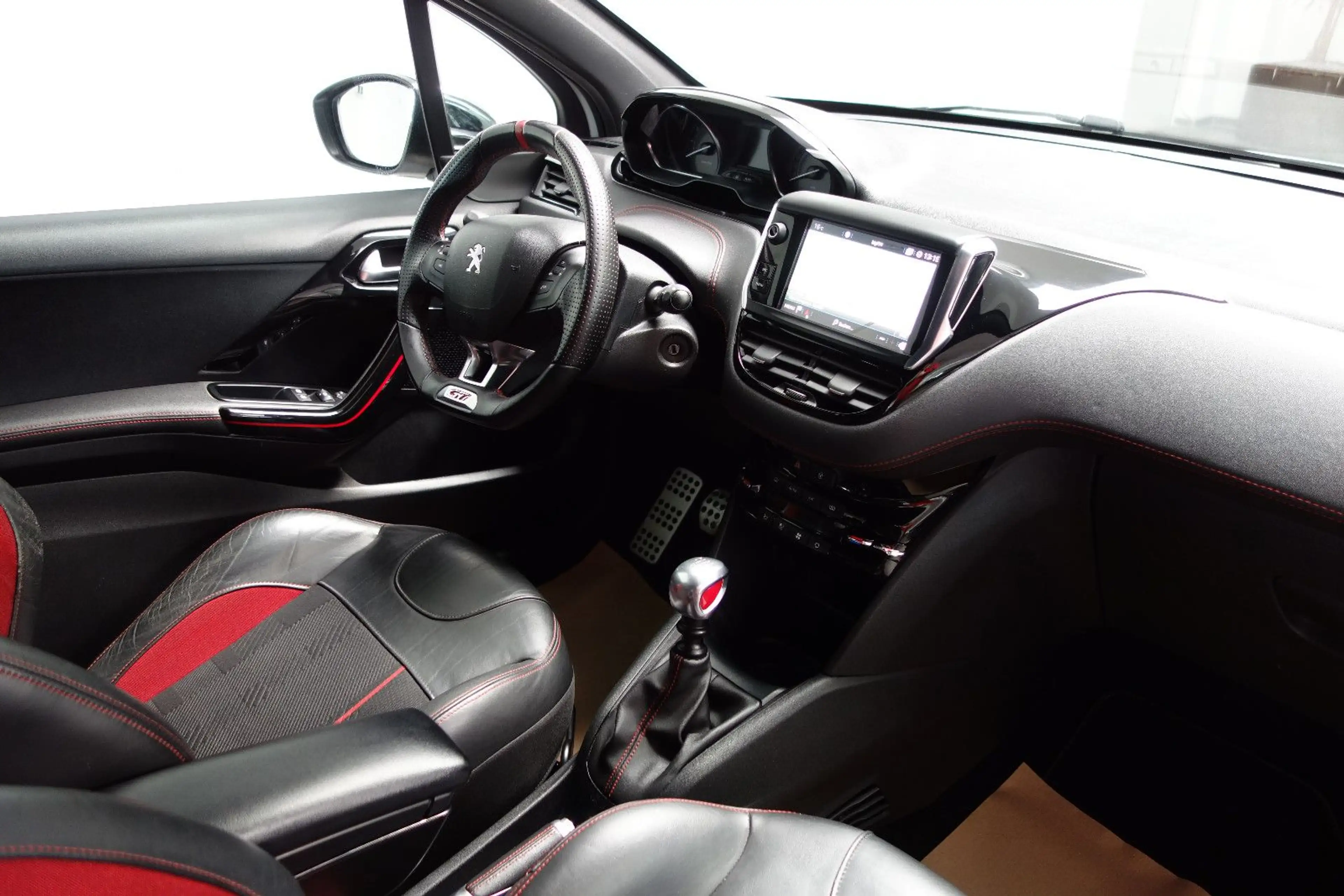Peugeot 208 GTi Navi/6-Gang/Leder/17-Zoll/Euro6/AHK — photo 13