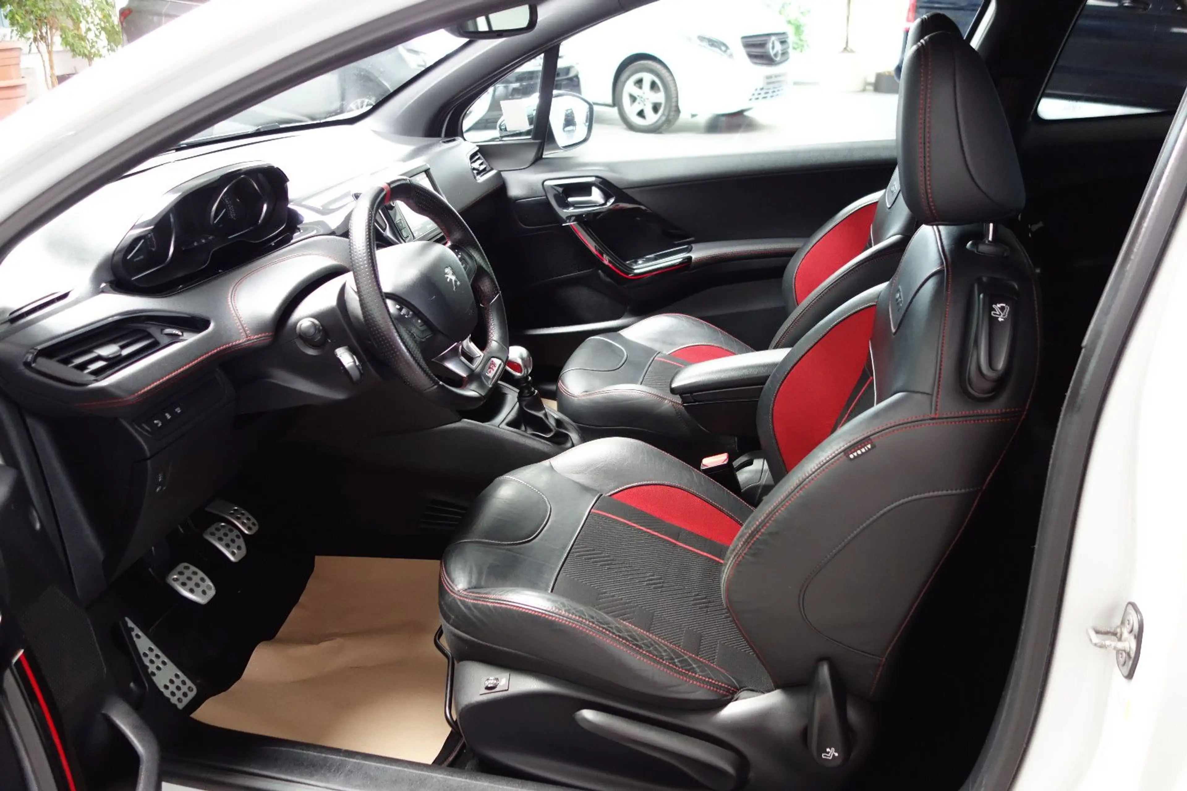 Peugeot 208 GTi Navi/6-Gang/Leder/17-Zoll/Euro6/AHK — photo 15