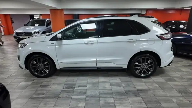 Ford Edge view 3