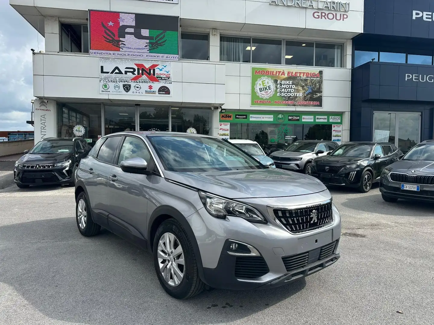 Peugeot 3008 3008 II 2016 1.5 bluehdi Allure s Silber - 1