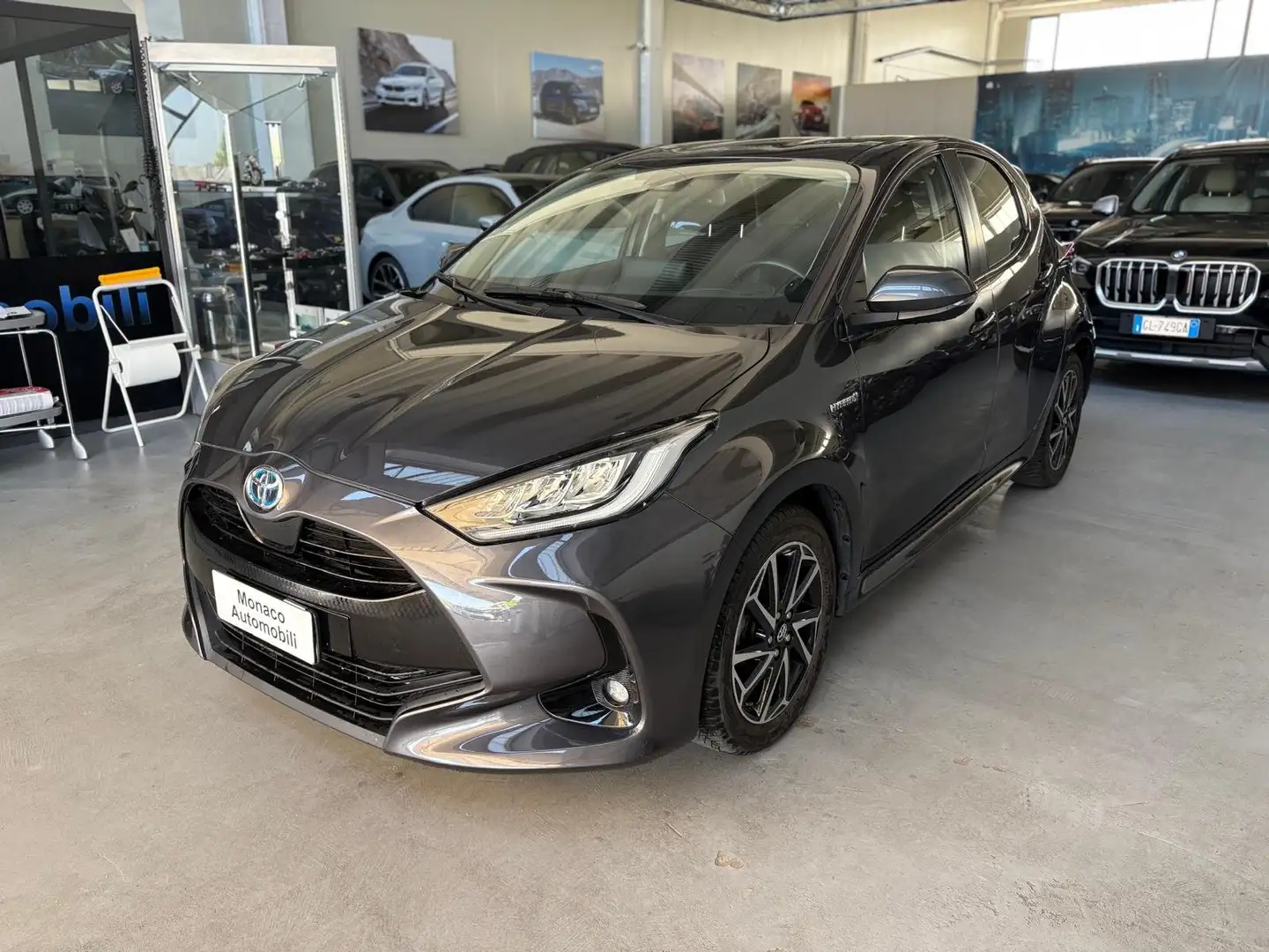 Toyota Yaris 1.5h Trend Gris - 1