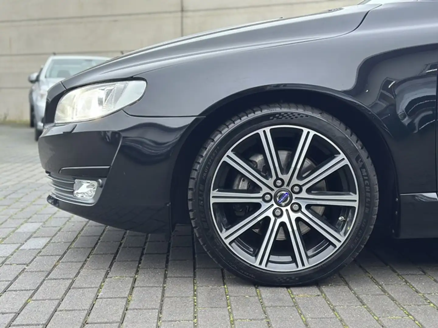 Volvo V70 BLACK EDITION AUT NAVI LEDER TEMPOMAT Noir - 2