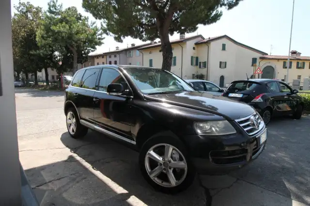 Volkswagen Touareg view 2