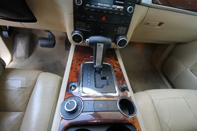 Volkswagen Touareg view 13