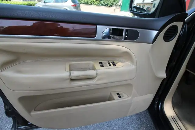 Volkswagen Touareg view 9